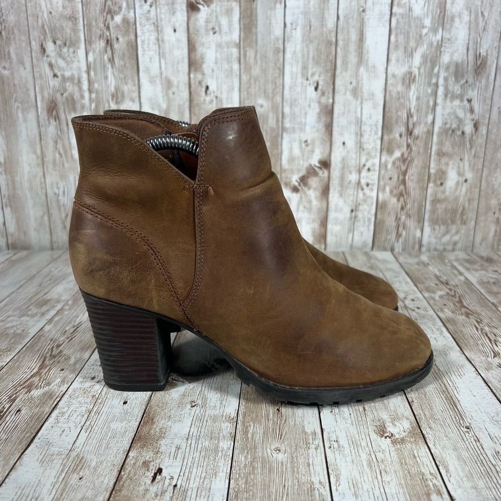 Clark’s heeled bootie‎ leather Womens 8.5